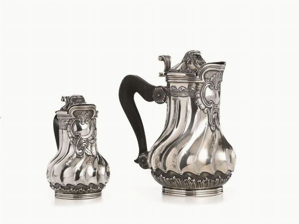 CAFFETTIERA E LATTIERA, PARIGI 1732-1738, FACITORE JAQUES ROETTIERS  - Asta VINTAGE: BORSE E ACCESSORI DI HERMES, LOUIS VUITTON E ALTRE GRANDI MAISON - Associazione Nazionale - Case d'Asta italiane