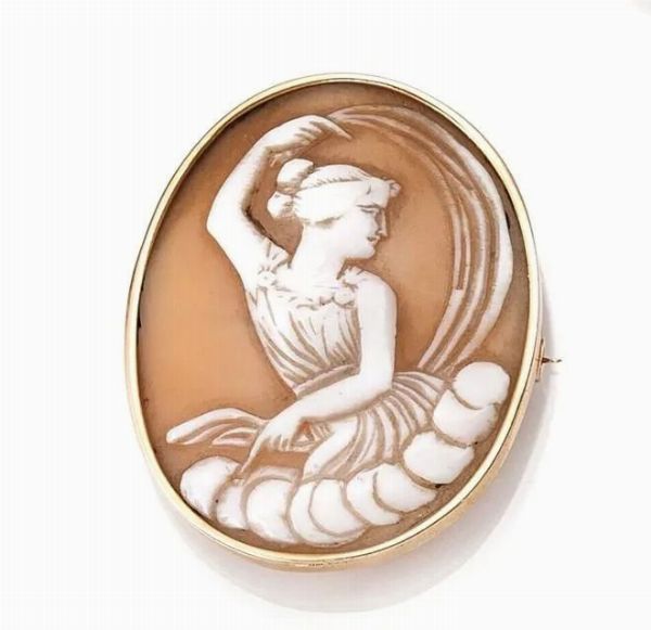 Due spille con cammeo e una due spille pendenti in oro giallo, metallo e&nbsp;  - Asta VINTAGE: BORSE E ACCESSORI DI HERMES, LOUIS VUITTON E ALTRE GRANDI MAISON - Associazione Nazionale - Case d'Asta italiane