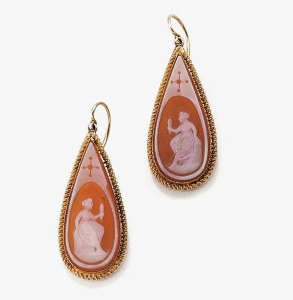 Paio di orecchini pendenti in oro giallo e cammeo&nbsp;  - Asta VINTAGE: BORSE E ACCESSORI DI HERMES, LOUIS VUITTON E ALTRE GRANDI MAISON - Associazione Nazionale - Case d'Asta italiane