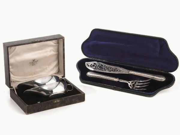 DUE POSATE DA PORTATA, CITT&Agrave; DI SHEFFIELD, 1869  - Asta VINTAGE: BORSE E ACCESSORI DI HERMES, LOUIS VUITTON E ALTRE GRANDI MAISON - Associazione Nazionale - Case d'Asta italiane