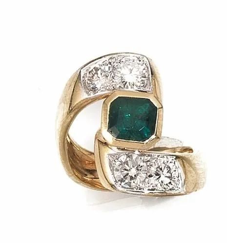 Anello in oro giallo, oro bianco, smeraldo e diamanti  - Asta VINTAGE: BORSE E ACCESSORI DI HERMES, LOUIS VUITTON E ALTRE GRANDI MAISON - Associazione Nazionale - Case d'Asta italiane