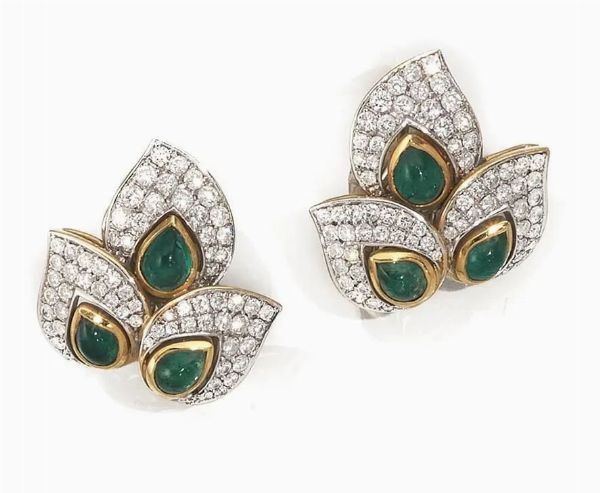 Paio di orecchini in oro giallo, oro bianco, diamanti e smeraldi  - Asta VINTAGE: BORSE E ACCESSORI DI HERMES, LOUIS VUITTON E ALTRE GRANDI MAISON - Associazione Nazionale - Case d'Asta italiane