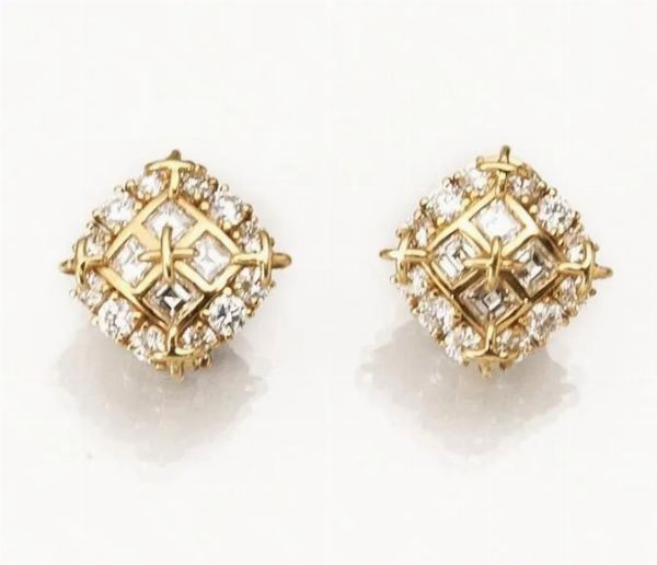 Paio di orecchini in oro giallo e diamanti  - Asta VINTAGE: BORSE E ACCESSORI DI HERMES, LOUIS VUITTON E ALTRE GRANDI MAISON - Associazione Nazionale - Case d'Asta italiane