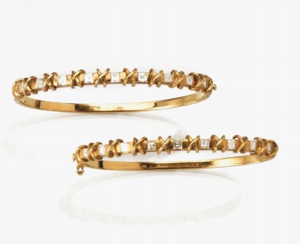 Coppia di bracciali in oro giallo e diamanti  - Asta VINTAGE: BORSE E ACCESSORI DI HERMES, LOUIS VUITTON E ALTRE GRANDI MAISON - Associazione Nazionale - Case d'Asta italiane