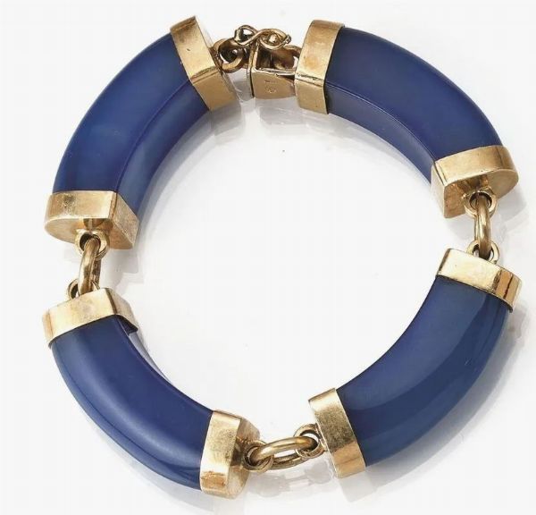 Due bracciali, anni '70, in oro giallo, cristallo di rocca e calcedonio  - Asta VINTAGE: BORSE E ACCESSORI DI HERMES, LOUIS VUITTON E ALTRE GRANDI MAISON - Associazione Nazionale - Case d'Asta italiane