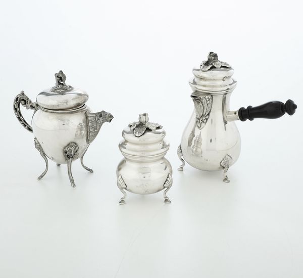 Caffettiera, zuccheriera e cioccolatiera. Argenteria italianan del XX secolo, argentieri differenti  - Asta Argenti e Icone - Associazione Nazionale - Case d'Asta italiane
