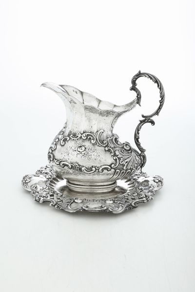 Caraffa con vassoio. Argenteria milanese del XX secolo, argentiere Ottorino Sari  - Asta Argenti e Icone - Associazione Nazionale - Case d'Asta italiane
