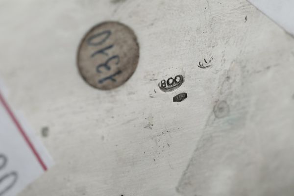 Caraffa con vassoio. Argenteria milanese del XX secolo, argentiere Ottorino Sari  - Asta Argenti e Icone - Associazione Nazionale - Case d'Asta italiane