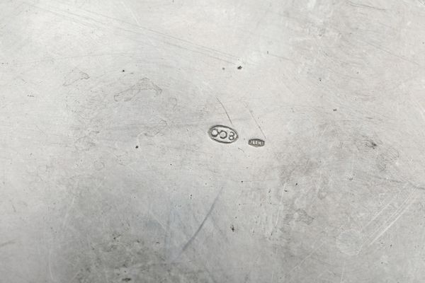 Caraffa con vassoio. Argenteria milanese del XX secolo, argentiere Ottorino Sari  - Asta Argenti e Icone - Associazione Nazionale - Case d'Asta italiane