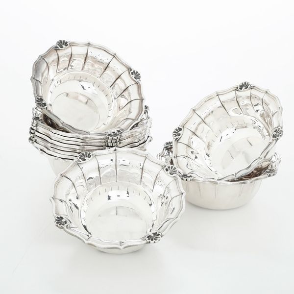 Dodici coppette lavadita. Argenteria milanese del XX secolo, marchio con fascio littorio in uso dal 1925 al 1945, argentiere Andrea Micheletto  - Asta Argenti e Icone - Associazione Nazionale - Case d'Asta italiane