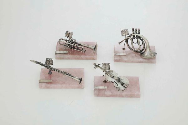 Quattro segnaposto a foggia di strumenti musicali. Argenteria artistica del XX secolo (Italia?)  - Asta Argenti e Icone - Associazione Nazionale - Case d'Asta italiane