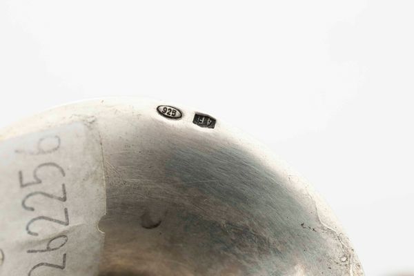 Quattro segnaposto a foggia di strumenti musicali. Argenteria artistica del XX secolo (Italia?)  - Asta Argenti e Icone - Associazione Nazionale - Case d'Asta italiane