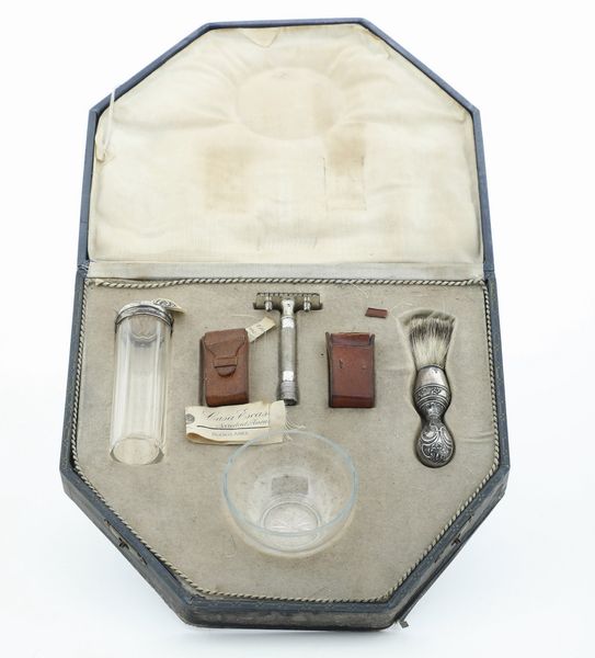 Set da barba. Germania inizio XX secolo  - Asta Argenti e Icone - Associazione Nazionale - Case d'Asta italiane
