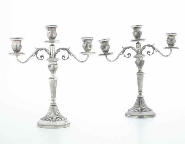 Coppia candelabri. Argenteria italiana del XX secolo, bollo dell'argentiere consunto  - Asta Argenti e Icone - Associazione Nazionale - Case d'Asta italiane