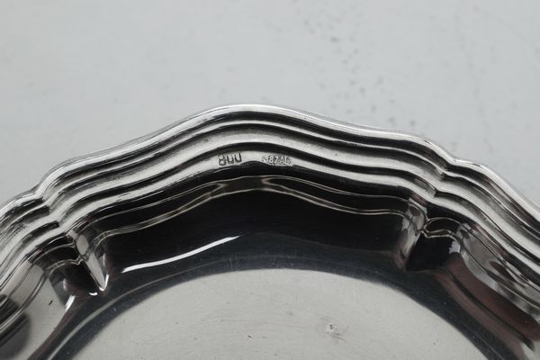 Insieme di sottobicchieri e due sottobottiglia. Argenteria italiana del XX secolo  - Asta Argenti e Icone - Associazione Nazionale - Case d'Asta italiane