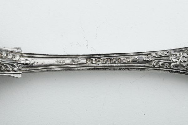 Lotto di posate. Londra 1834, argentieri WT entro rettangolo (William Tanner, W. Troby, W. Traies..) e marchi di ricontrollo per Torino del XIX secolo  - Asta Argenti e Icone - Associazione Nazionale - Case d'Asta italiane