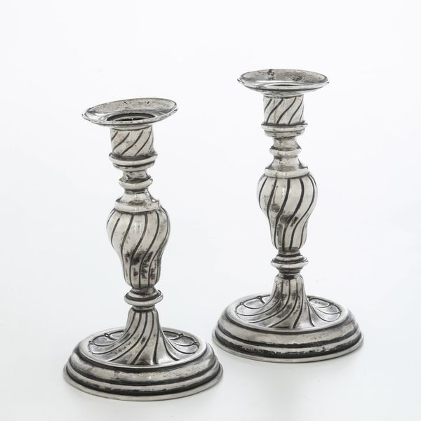 Coppia di candelieri. Argenteria italiana del XX secolo, apparentemente privi di punzonatura  - Asta Argenti e Icone - Associazione Nazionale - Case d'Asta italiane