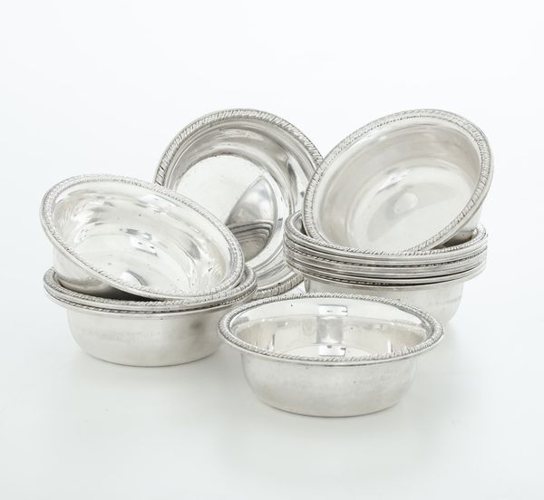 Dodici coppette lavadita. Argenteria italiana del XX secolo, bollo dell'argentiere consunto e di difficile lettura  - Asta Argenti e Icone - Associazione Nazionale - Case d'Asta italiane