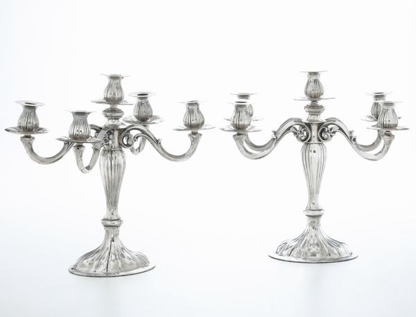 Coppia di candelabri. Argenteria milanese del XX secolo per gioielleria Cipollina Genova  - Asta Argenti e Icone - Associazione Nazionale - Case d'Asta italiane