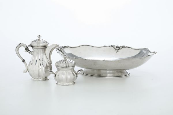 Lotto composto da vassoio ovale, zuccheriera e teiera. Argenteria italiana del XX secolo, argentieri differenti  - Asta Argenti e Icone - Associazione Nazionale - Case d'Asta italiane