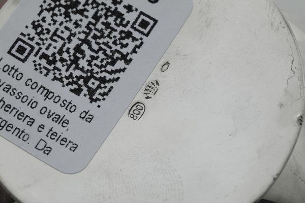 Lotto composto da vassoio ovale, zuccheriera e teiera. Argenteria italiana del XX secolo, argentieri differenti  - Asta Argenti e Icone - Associazione Nazionale - Case d'Asta italiane