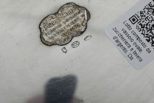 Lotto composto da vassoio ovale, zuccheriera e teiera. Argenteria italiana del XX secolo, argentieri differenti  - Asta Argenti e Icone - Associazione Nazionale - Case d'Asta italiane