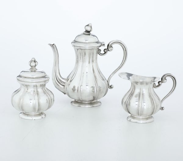 Teiera, zuccheriera e lattiera. Argenteria italiana della prima met del XX secolo, bollo dell'argentiere consunto  - Asta Argenti e Icone - Associazione Nazionale - Case d'Asta italiane