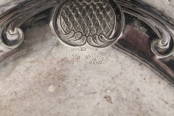 Vassoio biansato. Argenteria siciliana del XX secolo, argentiere Eugenio Stancampiano, Palermo  - Asta Argenti e Icone - Associazione Nazionale - Case d'Asta italiane