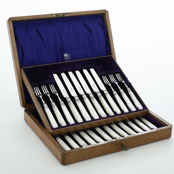 Servizio da dolce. Londra 1909, Goldsmiths and Silversmiths Company Ltd.  - Asta Argenti e Icone - Associazione Nazionale - Case d'Asta italiane