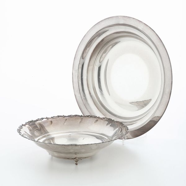 Ciotola tonda e centrotavola con piedini. Varie argenterie italiane del XX secolo  - Asta Argenti e Icone - Associazione Nazionale - Case d'Asta italiane