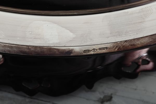 Ciotola tonda e centrotavola con piedini. Varie argenterie italiane del XX secolo  - Asta Argenti e Icone - Associazione Nazionale - Case d'Asta italiane