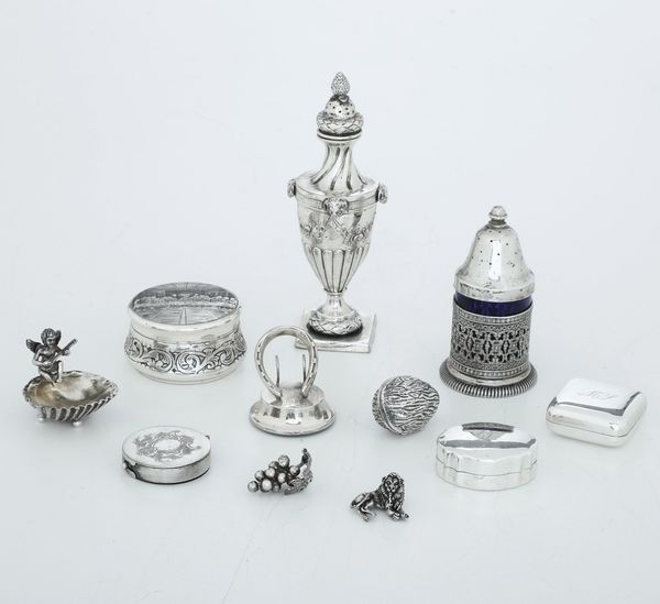 Lotto composto di 2 vasetti, 3 scatoline, una lente, un porta biglietti da visita, 2 cucchiaini e altri 5 oggetti. Varie manifatture italiane ed estere del XX secolo  - Asta Argenti e Icone - Associazione Nazionale - Case d'Asta italiane