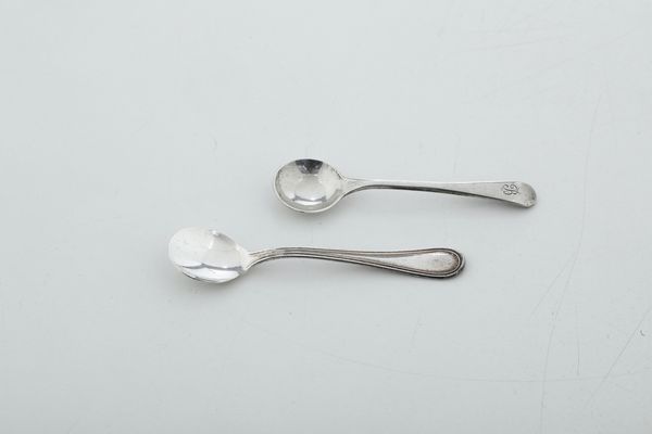 Lotto composto di 2 vasetti, 3 scatoline, una lente, un porta biglietti da visita, 2 cucchiaini e altri 5 oggetti. Varie manifatture italiane ed estere del XX secolo  - Asta Argenti e Icone - Associazione Nazionale - Case d'Asta italiane