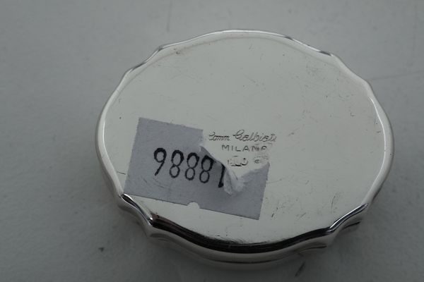 Lotto composto di 2 vasetti, 3 scatoline, una lente, un porta biglietti da visita, 2 cucchiaini e altri 5 oggetti. Varie manifatture italiane ed estere del XX secolo  - Asta Argenti e Icone - Associazione Nazionale - Case d'Asta italiane