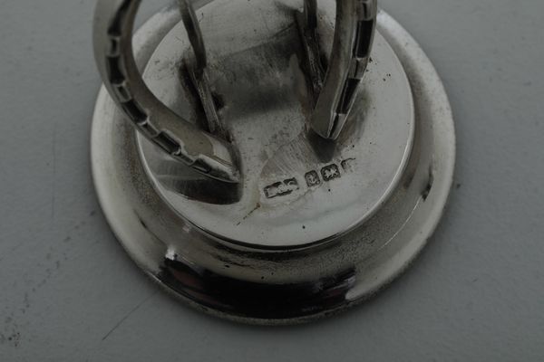 Lotto composto di 2 vasetti, 3 scatoline, una lente, un porta biglietti da visita, 2 cucchiaini e altri 5 oggetti. Varie manifatture italiane ed estere del XX secolo  - Asta Argenti e Icone - Associazione Nazionale - Case d'Asta italiane