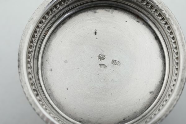 Lotto composto di 2 vasetti, 3 scatoline, una lente, un porta biglietti da visita, 2 cucchiaini e altri 5 oggetti. Varie manifatture italiane ed estere del XX secolo  - Asta Argenti e Icone - Associazione Nazionale - Case d'Asta italiane