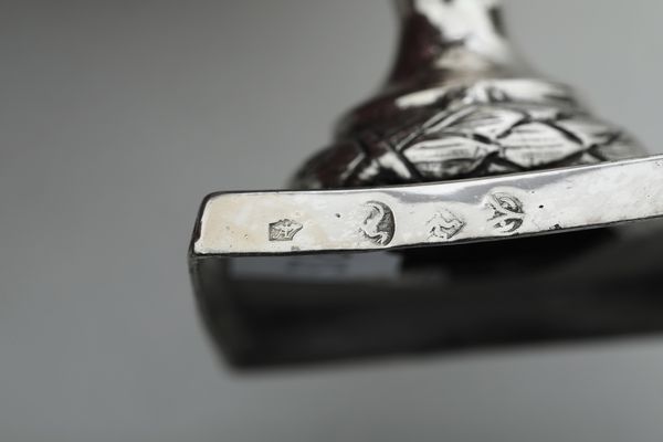 Lotto composto di 2 vasetti, 3 scatoline, una lente, un porta biglietti da visita, 2 cucchiaini e altri 5 oggetti. Varie manifatture italiane ed estere del XX secolo  - Asta Argenti e Icone - Associazione Nazionale - Case d'Asta italiane