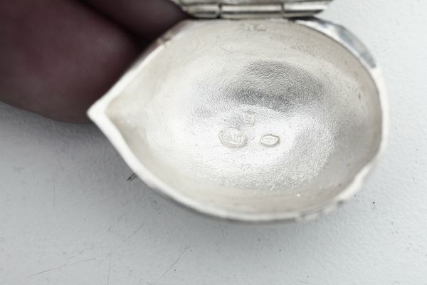 Lotto composto di 2 vasetti, 3 scatoline, una lente, un porta biglietti da visita, 2 cucchiaini e altri 5 oggetti. Varie manifatture italiane ed estere del XX secolo  - Asta Argenti e Icone - Associazione Nazionale - Case d'Asta italiane