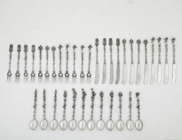 Servizio di posate da dolce. Argenteria artistica italiana del XX secolo  - Asta Argenti e Icone - Associazione Nazionale - Case d'Asta italiane