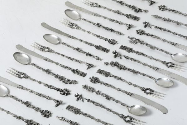 Servizio di posate da dolce. Argenteria artistica italiana del XX secolo  - Asta Argenti e Icone - Associazione Nazionale - Case d'Asta italiane