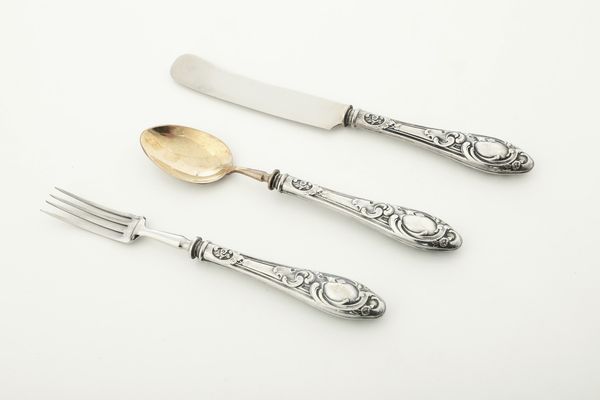 Sei forchette, 6 coltelli e 6 cucchiaini. Argenteria italiana del XX secolo  - Asta Argenti e Icone - Associazione Nazionale - Case d'Asta italiane