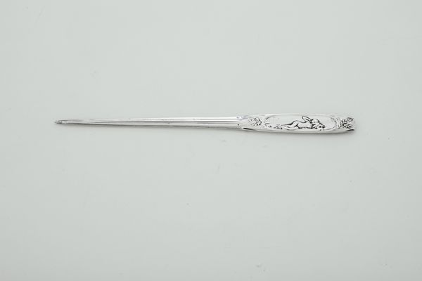 Tagliacarte e due porta oggetti da scrivania. Germania XX secolo  - Asta Argenti e Icone - Associazione Nazionale - Case d'Asta italiane