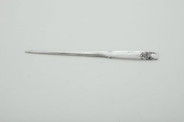 Tagliacarte e due porta oggetti da scrivania. Germania XX secolo  - Asta Argenti e Icone - Associazione Nazionale - Case d'Asta italiane