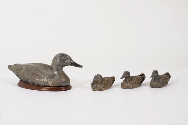 Anatra con tre anatroccoli in metallo e argento. Argenteria italiana del XX secolo  - Asta Argenti e Icone - Associazione Nazionale - Case d'Asta italiane