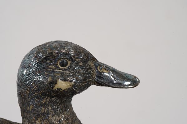 Anatra con tre anatroccoli in metallo e argento. Argenteria italiana del XX secolo  - Asta Argenti e Icone - Associazione Nazionale - Case d'Asta italiane