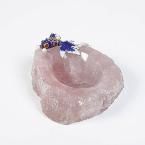 Ciotola in quarzo rosa con pesce smaltato e perle. XX-XXI secolo  - Asta Argenti e Icone - Associazione Nazionale - Case d'Asta italiane