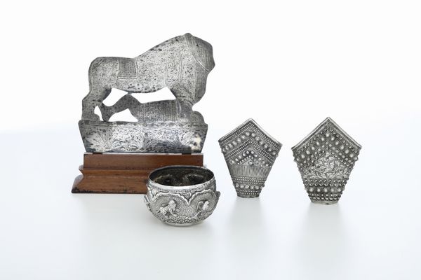 Lotto comprendente raffigurazione a soggetto zoomorfo, due coppette ed una ciotola. Arte orientale, XX-XXI secolo  - Asta Argenti e Icone - Associazione Nazionale - Case d'Asta italiane