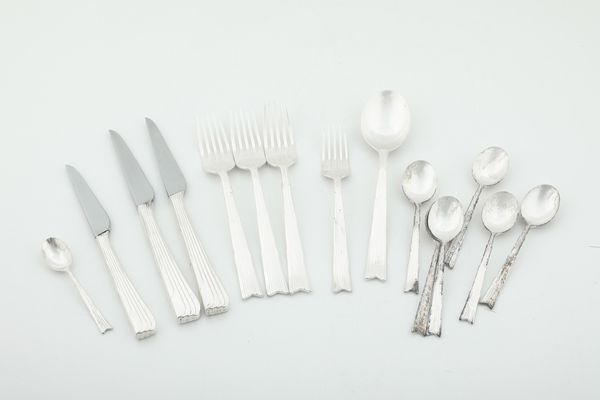 Insieme di posate. Designer Paolo Portoghesi, argenteria Rossi & Arcandi per Cleto Munari Editore, Italia 1983  - Asta Argenti e Icone - Associazione Nazionale - Case d'Asta italiane