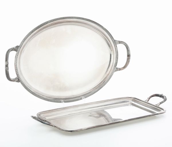 Due vassoi con manici uno ovale uno rettangolare. Argenteria italiana del XX secolo  - Asta Argenti e Icone - Associazione Nazionale - Case d'Asta italiane