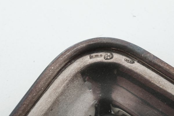 Due vassoi con manici uno ovale uno rettangolare. Argenteria italiana del XX secolo  - Asta Argenti e Icone - Associazione Nazionale - Case d'Asta italiane